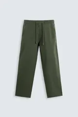 Pantalón verde militar de corte amplio, con cintura elástica ajustable con cordón, bolsillos laterales y traseros. Confeccionado en tejido de mezcla de algodón y lino.