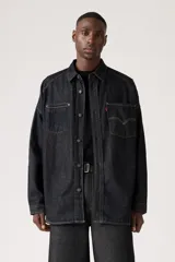 Campera de jean azul oscuro de Levi's, corte holgado, con cuello clásico, cierre frontal con botones, dos bolsillos frontales con botón y un bolsillo con cierre en el pecho.