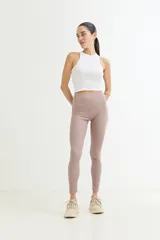 Calza larga color lila de tejido acanalado con cintura alta y corte en V.