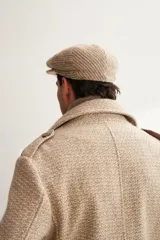 Boina marrón de lana fina uruguaya 100% natural sin teñir, con visera.