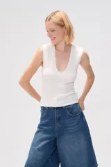 Musculosa negra de poliéster con textura arrugada, breteles anchos y escote en V profundo.