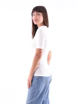 Polera blanca de manga corta con cuello alto.