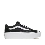 Championes Vans Old Skool Platform, color negro con la clásica banda lateral blanca, plataforma alta y cordones blancos.