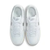 Championes urbanos Nike Gamma Force de mujer, color celeste con detalles en plateado y suela en color crema.