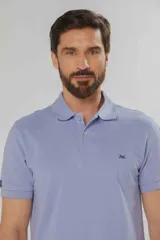Remera polo de piqué color lavanda, con cuello en rib y botones personalizados.