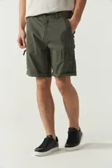 Bermuda cargo color verde militar con bolsillos laterales con cierre y logo metálico.