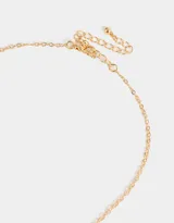 Collar corto dorado con cadena de eslabones y dijes colgantes de corazones dorados, corazones rosados y perlas.