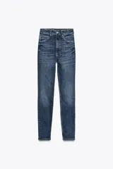 Jeans de tiro alto color azul oscuro, corte skinny y largo al tobillo. Confeccionados en tejido super elástico y con cinco bolsillos. Cierre frontal con cremallera y botón metálico.