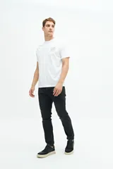 Pantalón de jean negro, corte recto, tiro medio, con pasacintos.