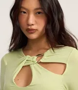 Blusa manga larga color verde claro, confeccionada en microfibra con escote diferenciado estilo gota y ribete delantero.