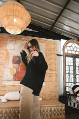 Camisa blanca de lino con bordados dorados de árboles, corte recto, cuello camisero y mangas largas con puños abotonados.