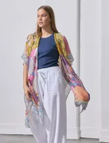 Kimono tejido con estampado patchwork multicolor, de mangas cortas amplias y corte suelto.