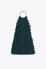 Vestido corto color verde oscuro, con cuello halter y hombros descubiertos. Diseño con múltiples volantes en capas.