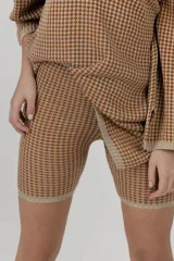 Biker tiro alto tejida a máquina con hilado seridó y lurex dorado.