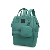 Mochila verde con múltiples cierres, bolsillos laterales y bolsillo trasero antirrobo. Incluye un monedero pequeño colgante.
