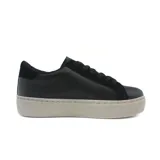 Zapatillas urbanas blancas con plataforma gris y detalle de estrella plateada con glitter en el lateral.