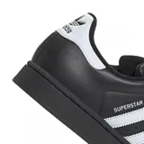 Zapatillas de cuero negro con detalles blancos, diseñadas para un estilo clásico y urbano.