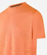 Remera deportiva negra de poliéster y elastano, con tecnología Dry, cuello redondo, manga corta y estampa jacquard.