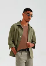 Camiseta de manga corta, cuello redondo y calce regular, color amarillo mostaza jaspeado.