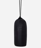 Chaleco puffer deportivo negro confeccionado en poliamida, con cuello alto y cierre frontal con cremallera. Incluye bolsita para guardarlo.