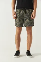 Short de baño lila con cintura elástica y cordón ajustable. Cuenta con dos bolsillos laterales y uno trasero. Hecho de tela ligera de secado rápido y logo bordado.