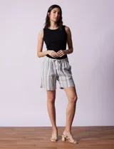 Short de lino con pretina ancha elastizada y lazo de ajuste. Presenta bolsillos delanteros.