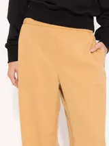 Pantalón negro de tencel con lino, de corte recto y caída liviana. Tiene elástico en la cintura, falsa cartera, bolsillos escondidos en el delantero y bolsillo ojal en la espalda.