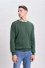 Sweater de punto liso color verde con cuello redondo y mangas largas.