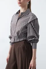 Pantalón ancho (wide leg) de color marrón oscuro, con calce fluido y lazo regulable en la cintura.