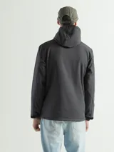 Campera roja de neopreno con capucha, diseño deportivo y bolsillos funcionales.