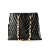Cartera grande negra de cuero sintético con diseño acolchado en formato rectangular. Tiene acceso con cierre, correa regulable, herrajes dorados y doble compartimento interno con bolsillos. Se puede usar como bandolera.