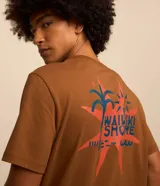 Remera marrón de algodón con estampa en la espalda que incluye una palmera, un sol y el texto "Waikiki Shore".