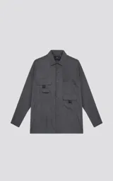 Camisa de manga larga color grafito, estilo técnico con múltiples bolsillos delanteros con tapa y botones en cartera y puños. Presenta un calce oversize y está confeccionada en textil ligero y suave al tacto.