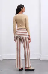 Pantalón tejido de rayas con cintura alta y pierna ancha, elaborado con lana y otras fibras.