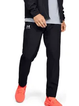 Pantalón deportivo negro de tejido ligero, con logo Under Armour estampado en blanco en la pierna izquierda.