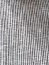 Camisa beige a rayas verticales finas, con cuello clásico, mangas largas abullonadas con puños marrones y cierre frontal con botones.