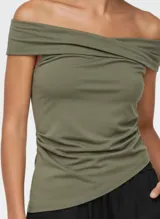 Top ajustado color verde militar con escote Bardot (off-shoulder) cruzado y detalle fruncido en el lateral del torso.