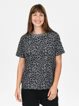 Remera gris con estampado animal print de leopardo en negro, de corte clásico y mangas cortas.