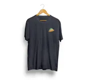 Remera negra con estampa en la espalda de una ilustración con aliens en una casa rodante y texto "Fucking Best Eyewear".