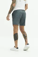 Short de baño con estampado a rayas verticales en tonos celeste y blanco, con cintura elástica ajustable con cordón, dos bolsillos laterales y uno trasero.