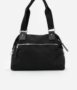 Cartera satchel mediana de PU color negro, con textura capitoneada, doble asa corta y correa larga extraíble. Posee cierre principal con cremallera y bolsillos externos con cremallera.