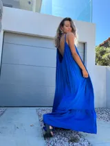 Vestido largo azul eléctrico con espalda descubierta y breteles finos.