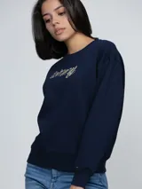 Sweater azul marino de cuello redondo con logo de la marca bordado con perlas en el pecho.