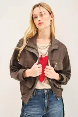 Campera marrón de lino con cierre frontal y bolsillos con solapa. Tiene mangas largas con presilla interna para arremangar.
