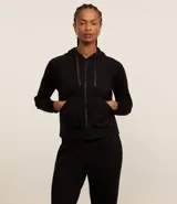 Campera deportiva negra de modal, con capucha ajustable con cordón, cierre frontal con cremallera, bolsillos laterales y recortes decorativos.