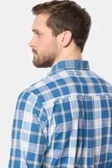 Camisa de manga larga con cuello abotonado, confeccionada en tejido de cuadros azules, blancos y beige.