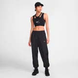 Pantalón largo deportivo Nike Sportswear Classic Wovens de mujer, color negro con logo blanco en el muslo izquierdo.