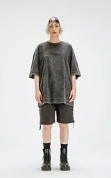 Remera negra con efecto nevado, cuello redondo y corte oversize.