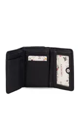 Billetera corta de símil cuero color beige claro, con cierre de broche a presión en la solapa principal. Presenta múltiples compartimentos internos para tarjetas y billetes, y un bolsillo exterior con cierre en la parte posterior. Lleva una placa metálica con el logo de la marca.