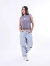 Remera sin mangas, color gris lila, de corte cropped y cuello redondo. Estampado frontal con texto que dice "BORN IN THE 90'S".